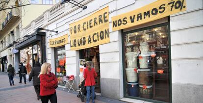 Un peque&ntilde;o comercio en liquidaci&oacute;n en Madrid. 