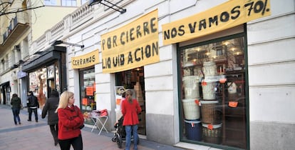 A going-out-of-business sale in Madrid.