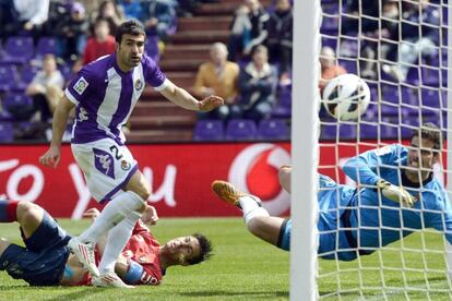 Sola, en el suelo, bate a Dani Hernández ante Rukavina.