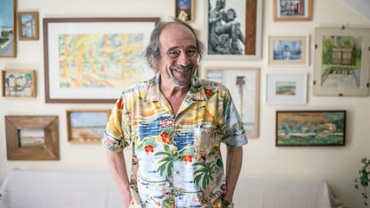El escritor Rafael Reig fotografiado el 11 de junio de 2024 en su casa de Cercedilla.