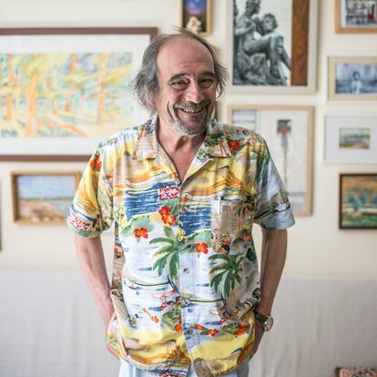 El escritor Rafael Reig fotografiado el 11 de junio de 2024 en su casa de Cercedilla.
