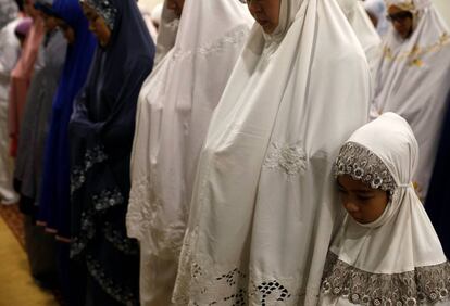 Mujeres durante el rezo 'tarawih' en Singapur.