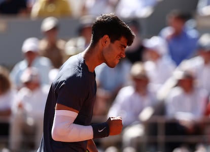 Carlos Alcaraz celebra un punto en la final de Rolanda Garros frente a Alexander Zverev. 