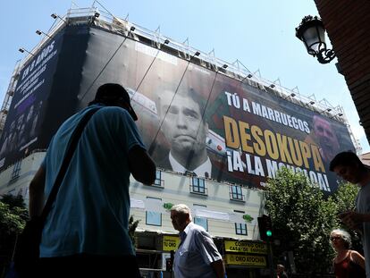 Lona de Desokupa en la calle Atocha en Madrid