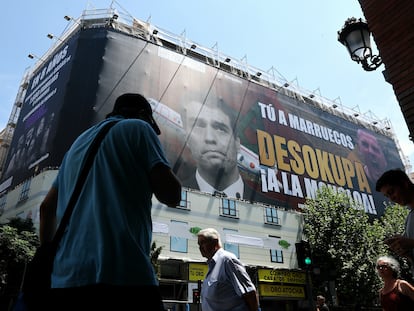 La lona de Desokupa, en la calle Atocha en Madrid.