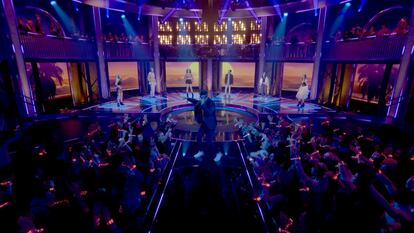 Un fotograma de '¡A Cantar', el nuevo concurso de karaoke de Netflix, presentado por Ricky Merino.