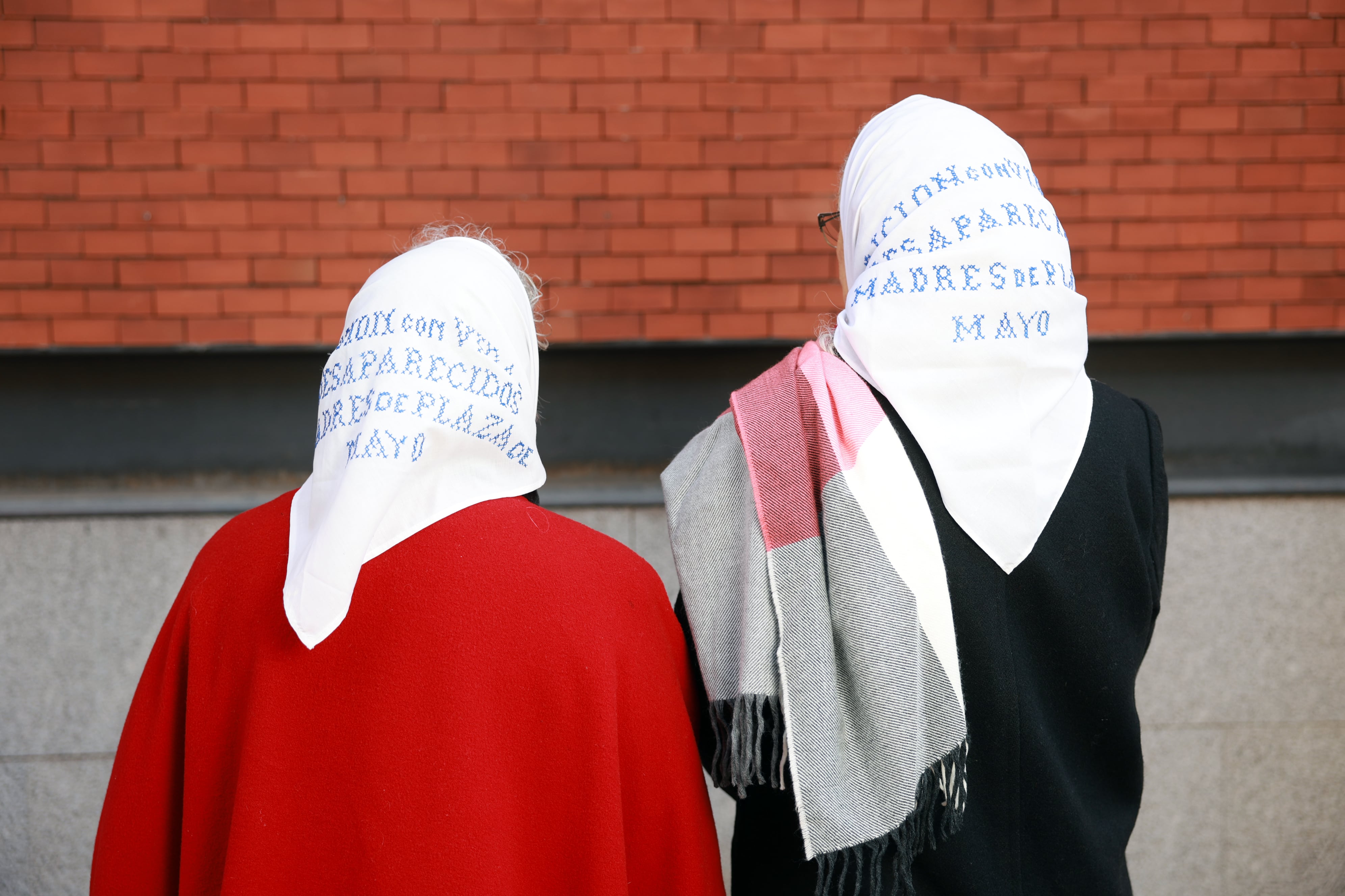 El pañuelo blanco de las madres de Plaza de Mayo.