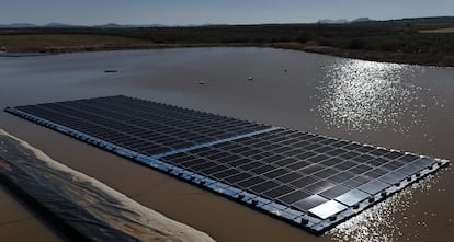 Placas solares sobre el agua en el canal de regantes del Zújar, en Badajoz.