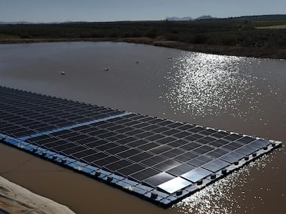 Placas solares sobre el agua en el canal de regantes del Zújar, en Badajoz.