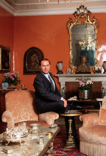 Silvio Berlusconi posa en el salón principal de Villa San Martino, cerca de Milán, en 1986.