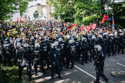 La policía bloquea una de las calles que llevan al palacio de congresos de Essen donde AfD celebra su congreso anual. 
