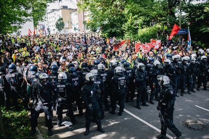 La policía bloquea una de las calles que llevan al palacio de congresos de Essen donde AfD celebra su congreso anual. 