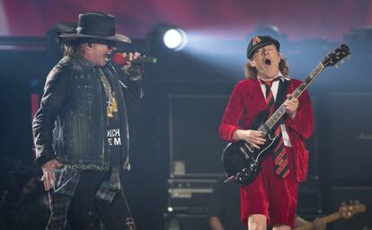 Axl Rose hace doblete. Ahora con Angus Young, de AC/DC, en un concierto en Hamburgo (Alemania, 2016).