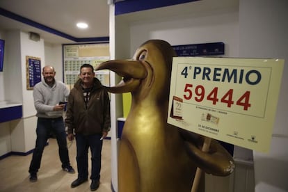 El 59.444, cuarto premio del Sorteo Extraordinario de la Lotería de Navidad, ha sido vendido en parte en la administración ubicada en la madrileña calle Infantas .En la foto, el dueño de la administracion celebra el premio.