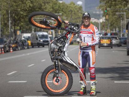 Toni Bou, 24 veces campeón del mundo, en el Paseo de Gracia de Barcelona.