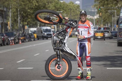 Toni Bou, 24 veces campeón del mundo, en el Paseo de Gracia de Barcelona.