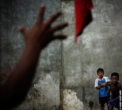 "John y Kevin tiene derecho a jugar, algo básico, imprescindilbe e insistuible para los niños de cualquier lugar del mundo. No necesitan más que un pañuelo para mostarar esa entrega, lucha y esfuerzo que les permite ser felices cada día a pesar de las dificultades", por Josep López Vañó. Fotografía ganadora del concurso 'A 1,20 metros'.