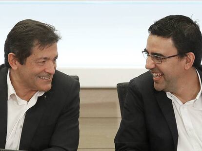 Javier Fern&aacute;ndez y Mario Jim&eacute;nez, en la reuni&oacute;n de la gestora del PSOE.