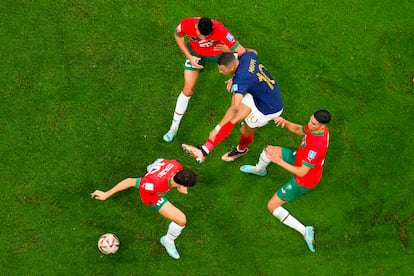  Kylian Mbappé, dando el pase de gol para el segundo tanto de su selección que certificaría la victoria ante Marruecos. 