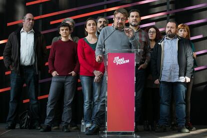 El cabeza de lista de En Comú Podem, Xavier Domènech, acompañado de diputados y senadores electos de su formación, durante la rueda de prensa que ofrecieron en la Estación del Norte para valorar los resultados obtenidos.