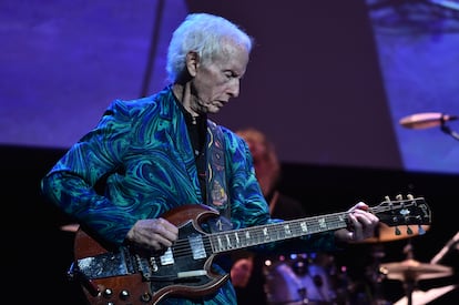 Robby Krieger performing in Glendale, California, on November 12, 2022.