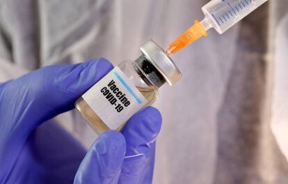 Varios laboratorios participan en la carrera para conseguir la vacuna contra el Covid-19. / REUTERS