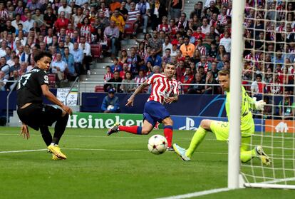 Correa dispara fuera durante el partido entre el Atlético de Madrid y el Brujas este miércoles en el Metropolitano.