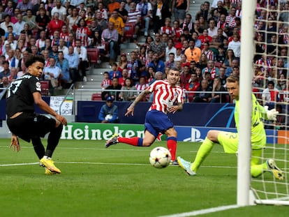 Correa dispara fuera durante el partido entre el Atlético de Madrid y el Brujas este miércoles en el Metropolitano.