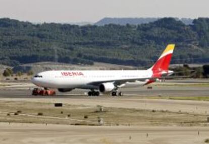 Avión de Iberia en el aeropuerto de Barajas, Madrid
