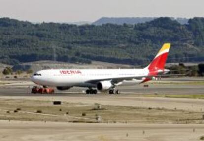 Avi&oacute;n de Iberia en el aeropuerto de Barajas, Madrid