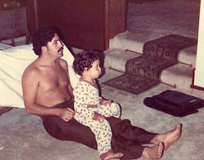 El narcotraficante Pablo Escobar, con su hijo Juan Pablo, en 1978.