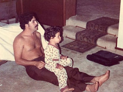 El narcotraficante Pablo Escobar, con su hijo Juan Pablo, en 1978.