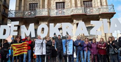 Concentraci&oacute;n en Pamplona en rechazo a la aplicaci&oacute;n del art&iacute;culo 155, el pasado domingo.