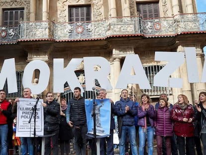 Concentraci&oacute;n en Pamplona en rechazo a la aplicaci&oacute;n del art&iacute;culo 155, el pasado domingo.