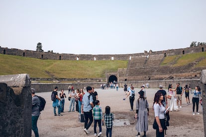 Visitantes en el anfiteatro de las ruinas de Pompeya.