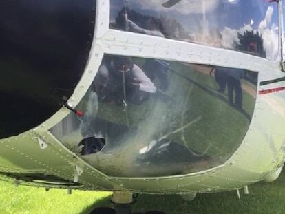 El daño al helicóptero atacado por manifestantes en Oaxaca.