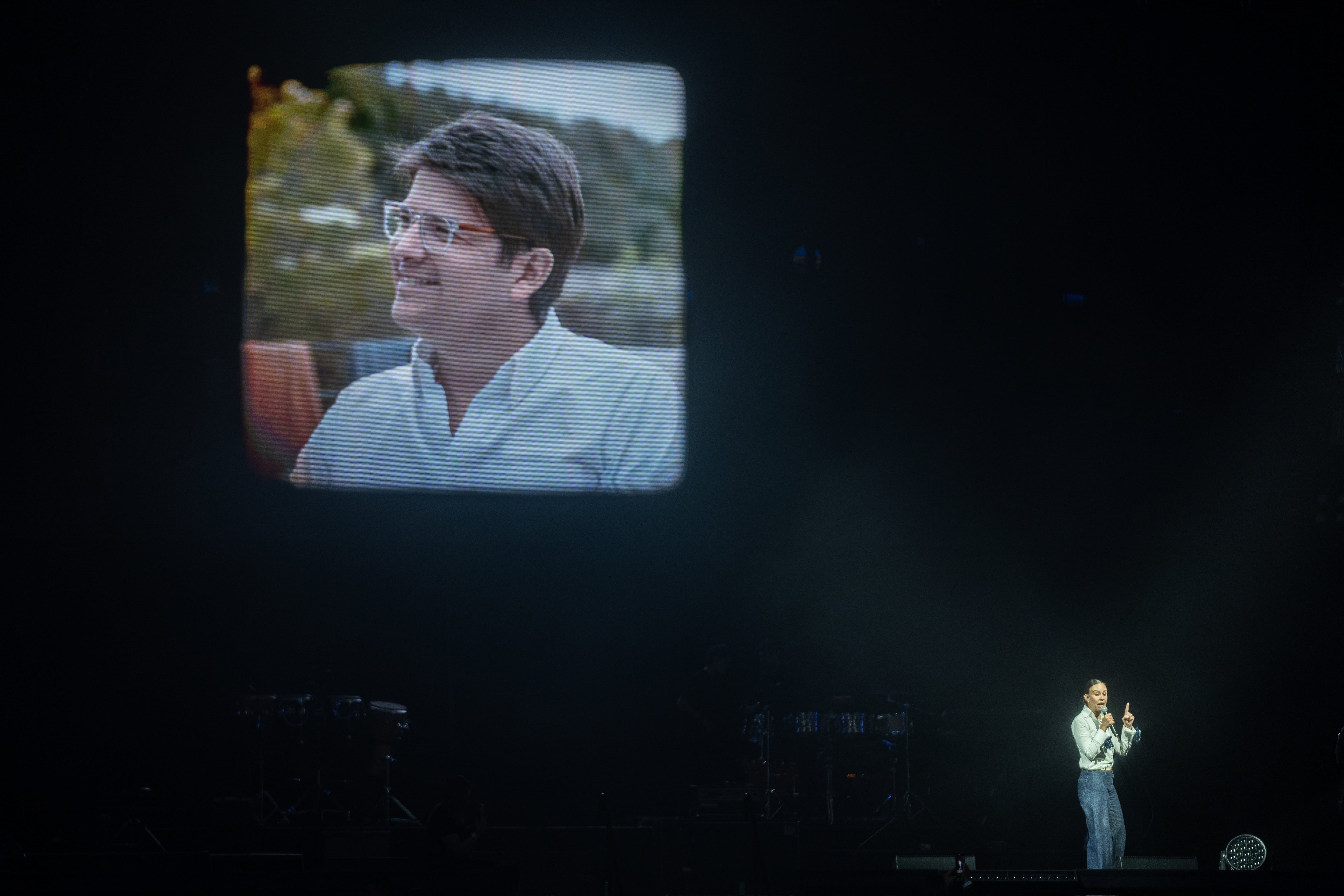 Maria Claudia Tarazona, viuda de Miguel Uribe Turbay, da discurso durante cierre de campaña de la candidata.