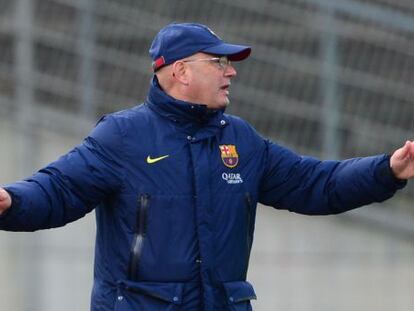 Llorens dóna instruccions a les jugadores del Barça en un partit.