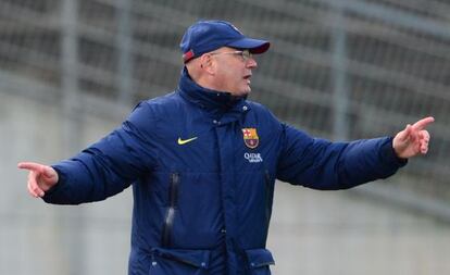 Xavier Llorens da instrucciones a las jugadoras del Barça durante un partido