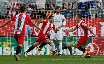 Portu (centro) celebra el segundo gol del equipo frente al Real Madrid.