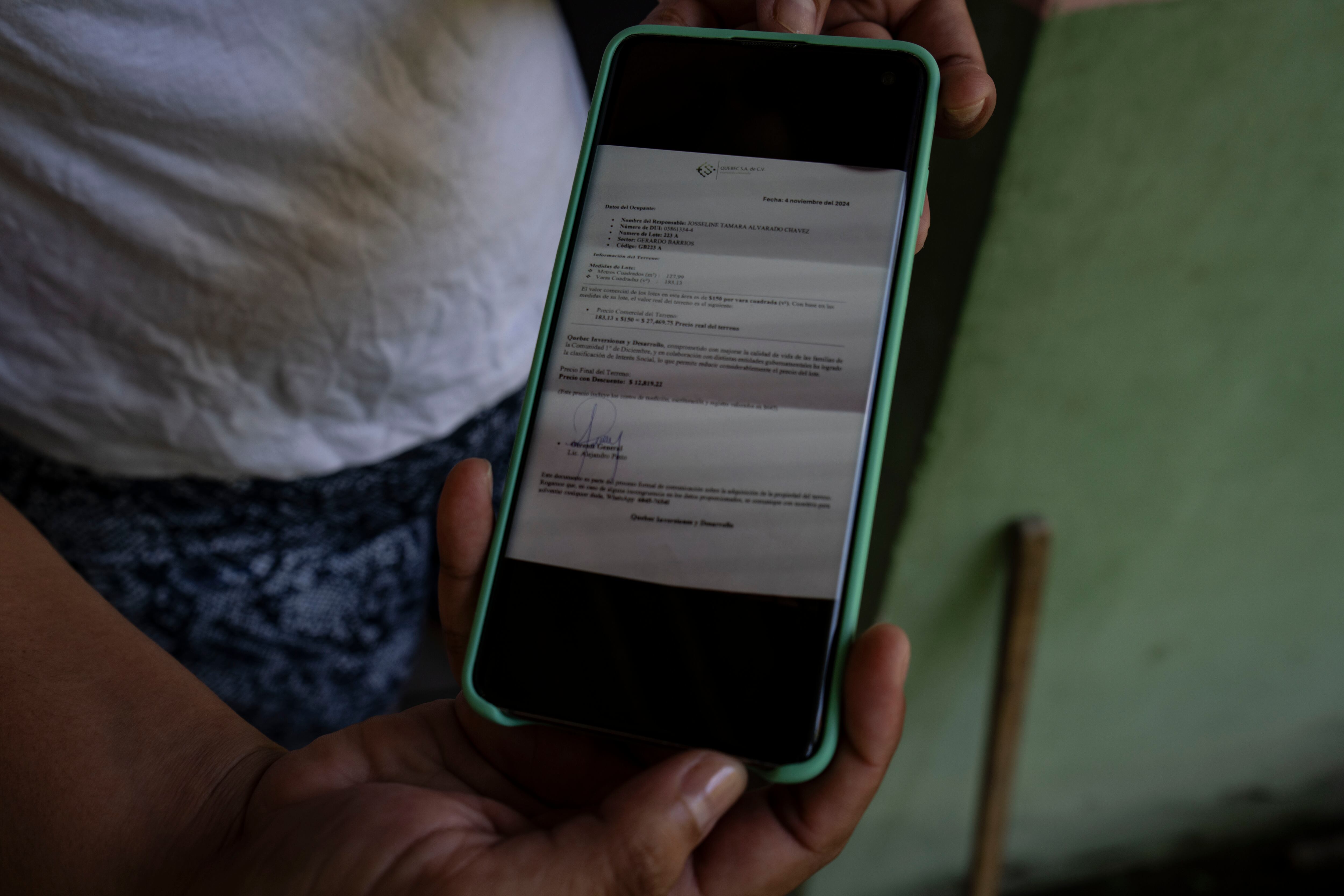 Los vecinos de la barriada Primero de Diciembre reciben un comunicado de la inmobiliaria  Quebec S.A. 