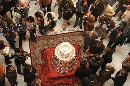 La Ensaladera de Plata de la Copa Davis se exhibe desde ayer en el Ayuntamiento de Sevilla.