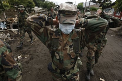 Un soldado usa una máscara mientras patrulla en la zona de Cunaripe, Chile.