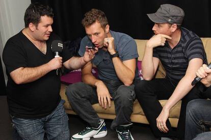 Chris Martin, de Coldplay, intenta negociar con Siri.