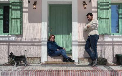 Soledad Montero y Pablo López, socios de la cooperativa madrileña La Corriente, en la casa de Mari Luz Sandino.