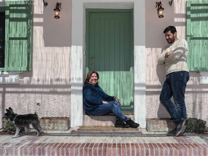 Soledad Montero and Pablo López, members of the Madrid cooperative La Corriente, at the home of Mari Luz Sandino.