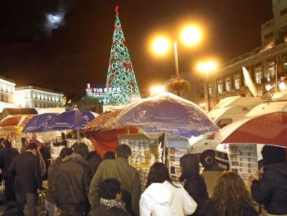 Gente comprando loter&iacute;a en la Puerta del Sol madrile&ntilde;a.