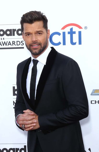 Ricky Martin, muy elegante con corbata y traje negro.