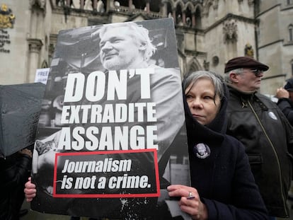 Activistas en defensa de Julian Assange protestaban el 21 de febrero ante el Tribunal Superior de Justicia en Londres.