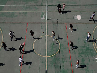 Varios alumnos juegan al voléibol en clase de educación física en el colegio Padre Piquer, en 2017.